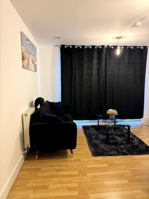 Two Bedrooms Flat In Stratford Londra Exterior foto